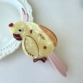 Detalle de una pinza para el pelo de loro en acetato amarillo con cresta rosa y corazones - 14.5x7.5cm / Pájaro Amarillo