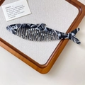 Peigne en forme de baleine avec finition en acetate marbre noir et blanc et dents larges - Peigne Poisson Marbre Noir