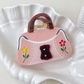 Detail der rosa handtaschenförmigen Haarklammer mit braunem Bär und Blumenmustern - Rosa Tasche-Stil