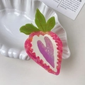 Dettaglio di una pinza per capelli a fragola con finitura in acetato lucido - 10cm*5.5cm / Fragola Rosa