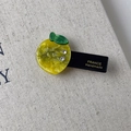 Dettaglio del fermaglio per capelli a limone fatto a mano in acetato con strass - Limone