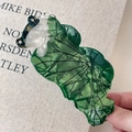 Vue détaillée d'une pince à cheveux feuille de lotus avec perles blanches et strass - Pince Grenouille Verte