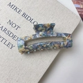 Detail van de grote acetaat haarklem met blauw marmerpatroon voor elegante kapsels - Bloemig Grijs