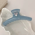 Detailansicht der blau-transparenten Haarklammer mit herzförmigem Strass-Schleifenmotiv - Kleiderbügel Stil Herz Haarklammer