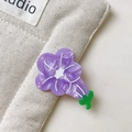 Barrette à cheveux fleur mauve en acétate avec texture marbrée et tige verte - Fleur Violette