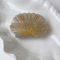 Dettaglio molletta per capelli a forma di conchiglia con finitura cangiante e strass - Grigio