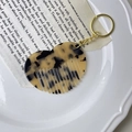 Mini heart-shaped comb keychain with amber tortoiseshell texture and gold ring - Light Leopard/Tortoise