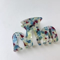 Dettaglio della trama di inchiostro colorato e del design a denti multipli sulla molletta - Forma M Blu
