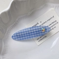 Blau karierte ovale Haarspange mit Herz-Strassstein auf minimalistischem Hintergrund - Blaues Gingham Oval-Clip