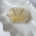 Elegante molletta per capelli a conchiglia crema con dettagli oro e strass - Bianco