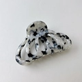 Dettaglio della molletta per capelli in acetato marmorizzato con molla in metallo - Nero & Bianco