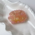 Pinza per capelli rosa a forma di conchiglia con dettagli dorati e strass luminosi - Rosa