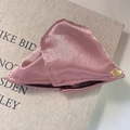 Pinza para el pelo de satén rosa con emblema dorado para peinados elegantes - Rosa
