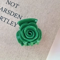 Detailansicht der grünen Rosen-Haarklammer aus Acetat mit glänzendem Blumen-Design - 1# Grün