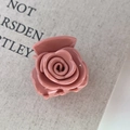 Detailansicht einer staubrosa Acetat-Blumenklammer mit eleganten 3D-Blütenblättern - Rosa