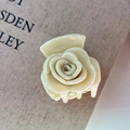 Detailansicht der eleganten cremeweißen Rosen-Haarklammer aus hochwertigem Acetat-Material - 2#Beige