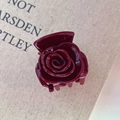 Eleganter burgunderroter Rosen-Haarclip aus glänzendem Acetat im floralen Design - Rot