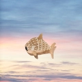 Détail d'une pince à cheveux requin-baleine en acétate avec motifs tachetés au crépuscule - Requin Café Clair
