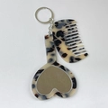 Détail macro du miroir coeur en acétate écaille et ensemble porte-clés mini peigne - Léopard Clair