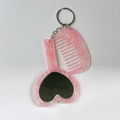 Schlüsselanhänger Set mit Herzspiegel und Kamm aus rosa Harz in Marmoroptik - Rosa