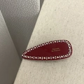 Vista macro della clip per capelli rossa a goccia con strass e scritte dorate - 2# Rosso