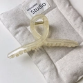 Large pale yellow translucent matte hair claw clip with a strong golden spring - Crossing Type / Matte Yellow