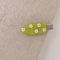 Fermaglio per capelli a fiori in acrilico verde avocado con petali bianchi e oro - Verde