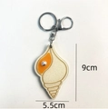 Portachiavi in acrilico a forma di conchiglia con effetto glitter e perla, 9 cm - Conchiglia