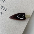 Detalle de una pinza para el pelo de acetato marrón oscuro con un corazón de strass - Marrón