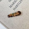 Primer plano de pinza de pelo de acetato carey con clip de metal dorado elegante - Verde Floral / Aprox. 6,1 cm