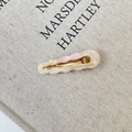 Detalle de la pinza para el pelo ondulada de acetato con acabado perlado y clip dorado - Blanco Iridiscente / Aprox. 6,1 cm