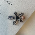 Primer plano de la pinza para el pelo con estampado de leopardo y pétalos de acetato - Estilo Flor Bola Redonda