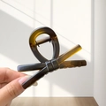 Pinza per capelli a forma di fiocco con texture tartarugata color ambra vintage - Piccolo / Giallo Opaco