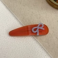 Pinza para el pelo de acetato naranja hecha a mano con lazo morado y texto dorado - Mármol Rojo