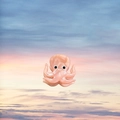Pince à cheveux pieuvre rose nacrée avec points blancs sur fond de ciel de coucher de soleil - Pieuvre Rose Clair