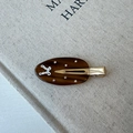 Makroaufnahme einer Schildpatt-Entenschnabel-Haarklammer mit Hasen-Inlay und Glitzer - Bernstein Schildpatt Seitenclip / 6.5cm