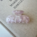 Dettaglio della molletta per capelli viola marmorizzato con fiocco di strass lucidi - Pinza Rosa Marmorizzato / 8cm