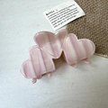 Dettaglio della molletta a cuore in acetato marmorizzato rosa per acconciature eleganti - 9cmx4.5cm / Rosa a Righe