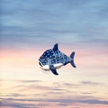 Pince à cheveux motif requin-baleine bleu en résine d'acétate sur fond de coucher de soleil - Requin Bleu