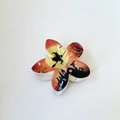 Vue détaillée de la pince à cheveux Halloween en fleur avec motif de sorcière et château - Orange (Imprimé Château Sorcière-10)