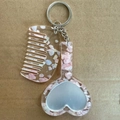 Porte-clés miroir cœur et peigne en résine avec décoration de pétales de fleurs roses - Rose Sakura
