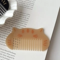 Dettaglio di un simpatico pettine per capelli a forma di gatto in acetato marrone - Caffè
