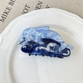 Molla per capelli a forma di delfino in acetato blu e bianco con effetto marmo - Forma di Delfino