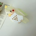 Detail van een handgemaakte papegaai haarklem met parelmoer textuur en vogelontwerp - Groen & Wit