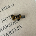 Detail van schildpad strik haarklem met FRANCE Handmade gravure op zwarte hars - Luipaardprint