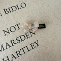 Detail van acetaat strik haarklem met marmerpatroon en France Handmade gravure - Roze en Wit