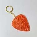 Gitaar plectrum sleutelhanger met oranje marmeren acryl en gouden ring - Oranjerood Met Gouden Gesp