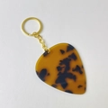 Retro amber schildpad gitaar plectrum sleutelhanger met gouden metalen ring - Luipaard Met Gouden Gesp