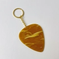 Gitaar plectrum sleutelhanger met amber marmertextuur en gouden metalen ring - Gouden Gesp - Geel