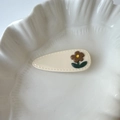 Cremefarbene Blumen-Haarspange aus Acetat mit brauner Blüte und grünem Blatt für Frauen - Off-White
